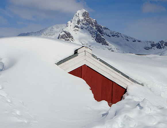 The Red House - Eastgreenland - Aktivitäten - Skitour - verschneites Haus